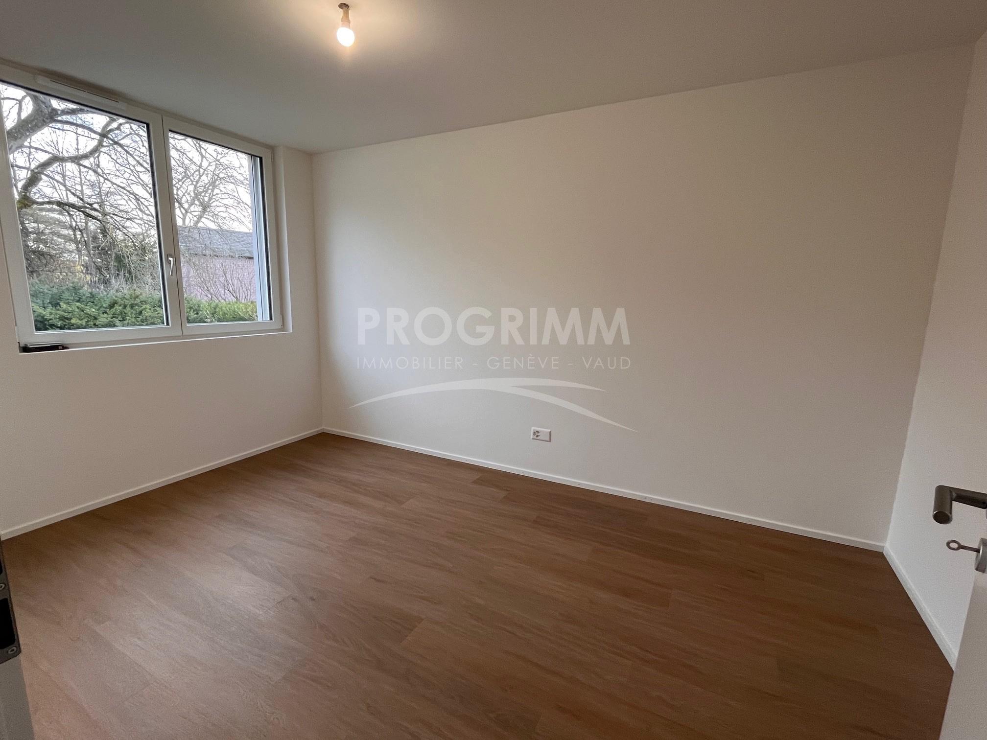 Leerer, frisch renovierter Raum mit Fenster