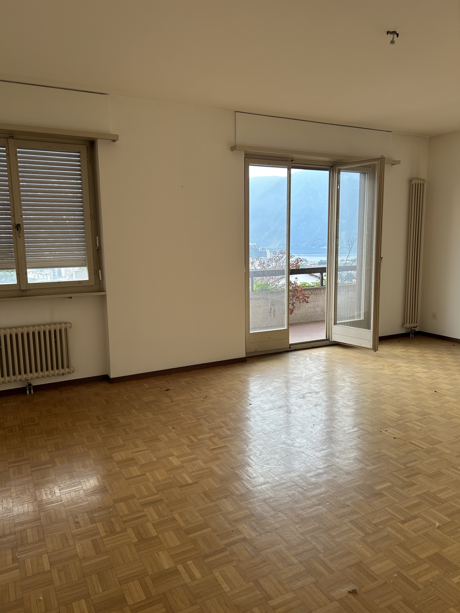 Leeres Wohn- oder Esszimmer mit Balkonblick