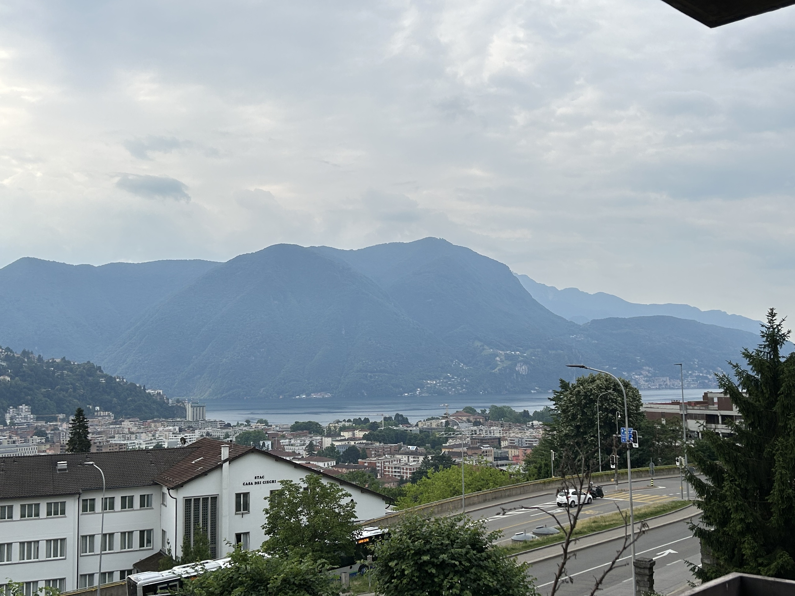 Stadt- und Seeblick mit Bergen