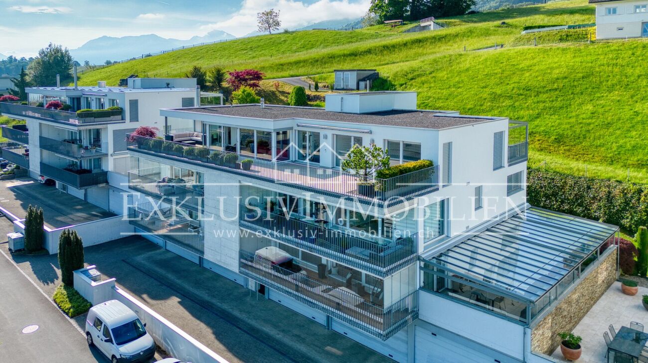 Modernes Wohnhaus mit Terrassen und Hanglage