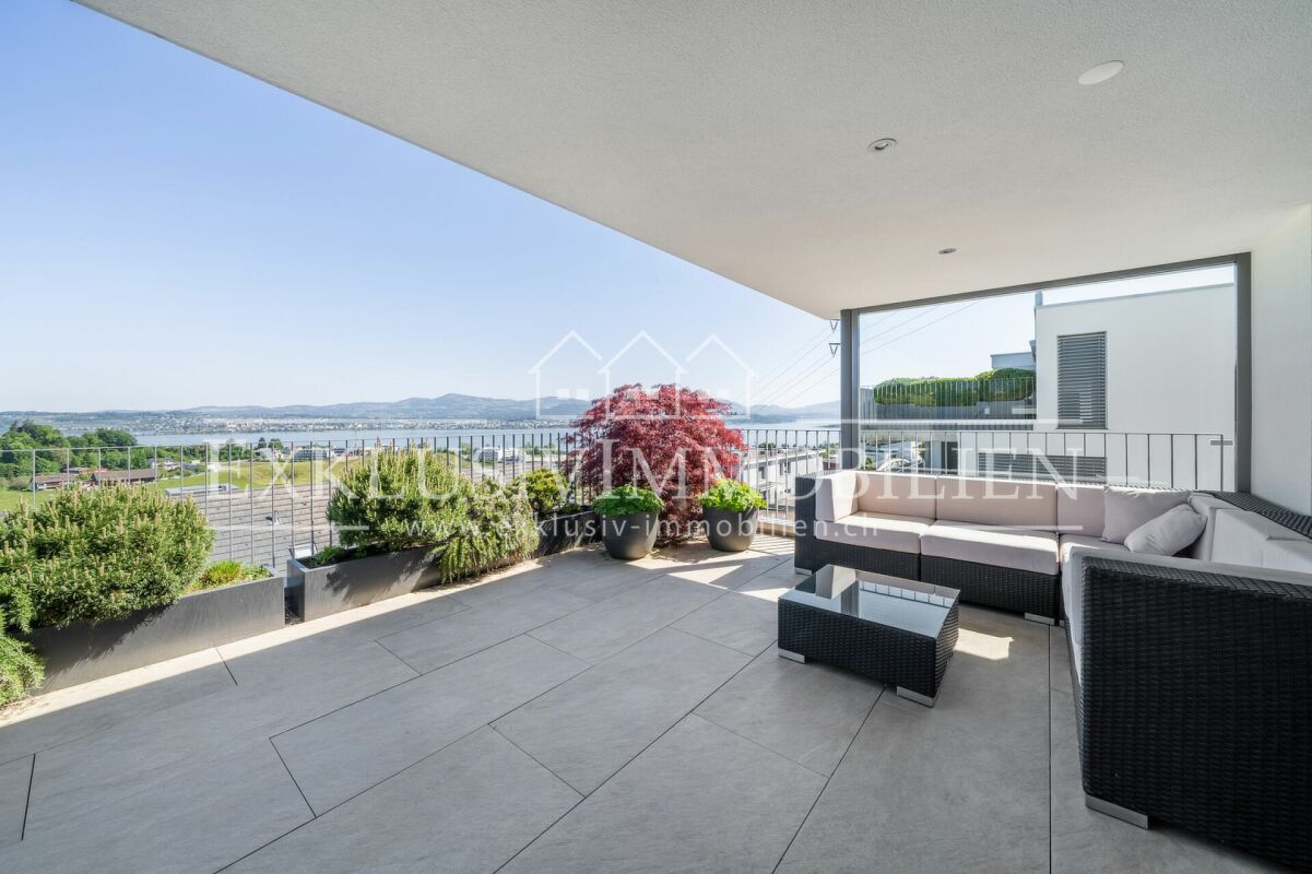 Große überdachte Terrasse mit Seeblick