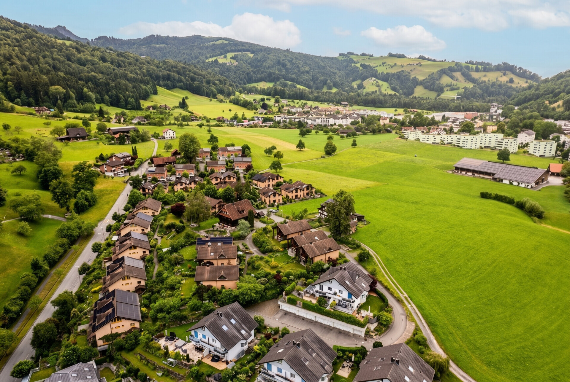 Luftaufnahme eines grünen Talortes