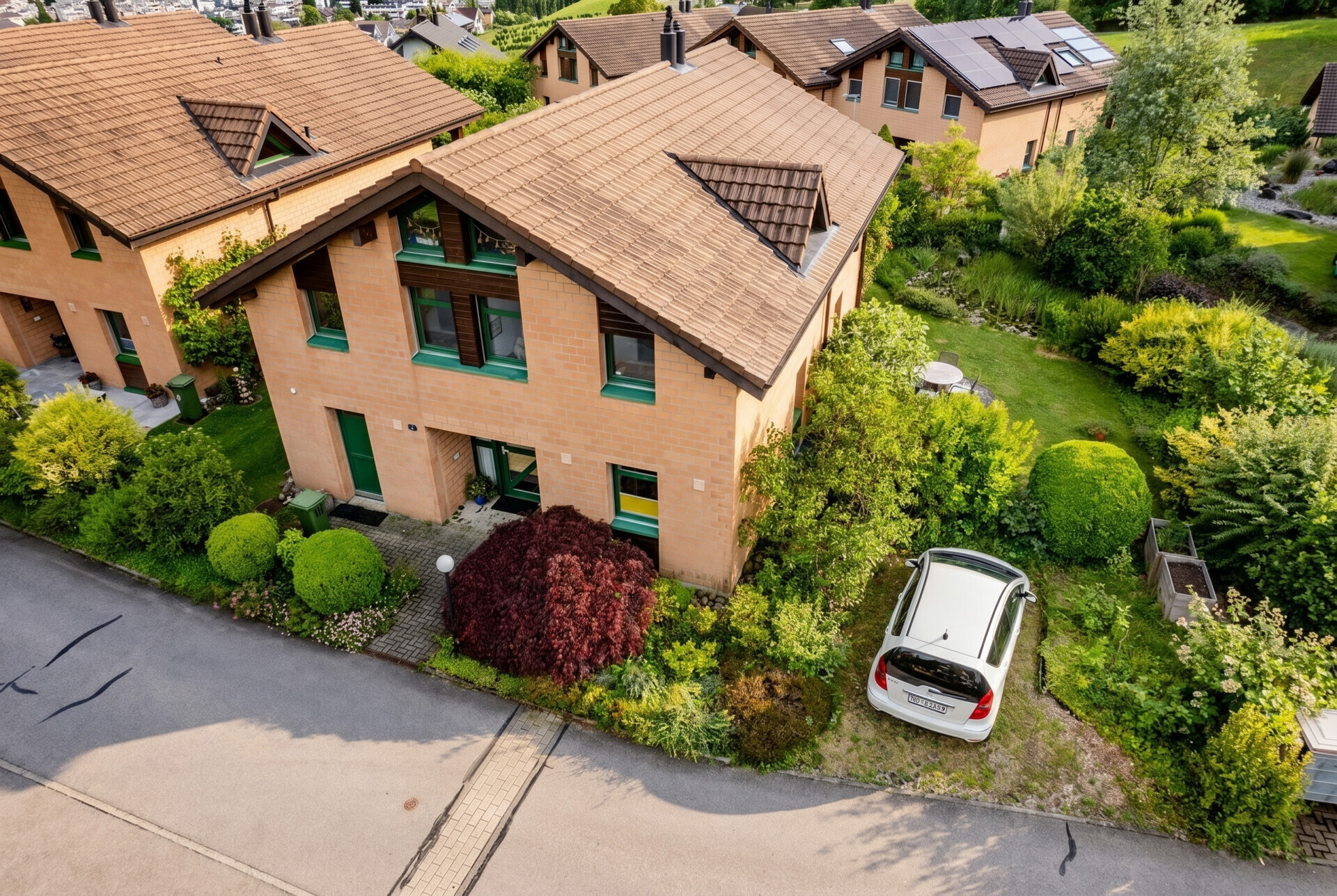 Luftaufnahme eines gepflegten Wohnhauses mit Garten