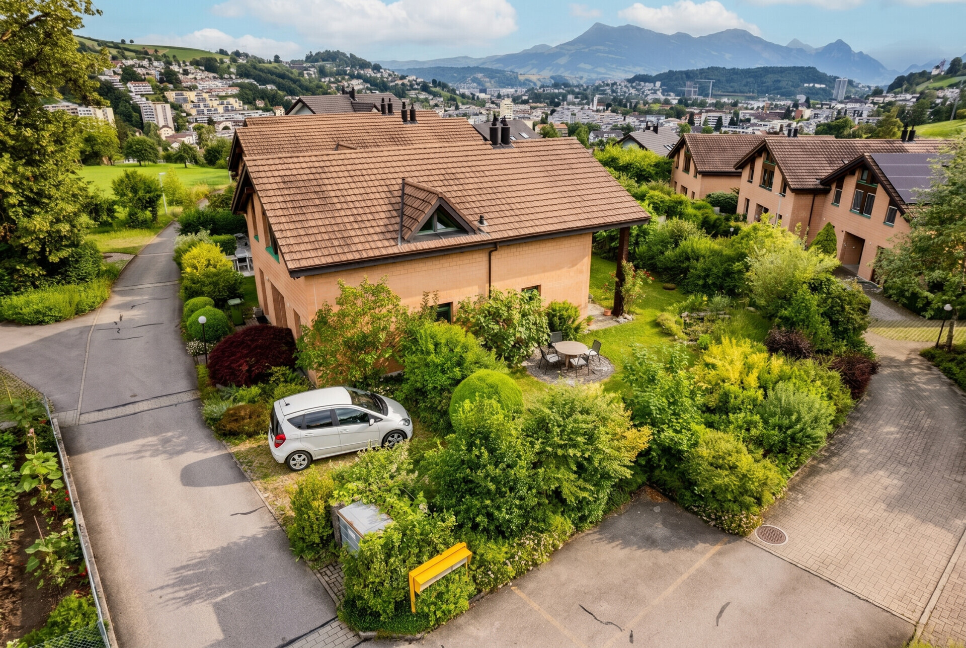 Luftaufnahme einer Wohnsiedlung mit Haus und Garten