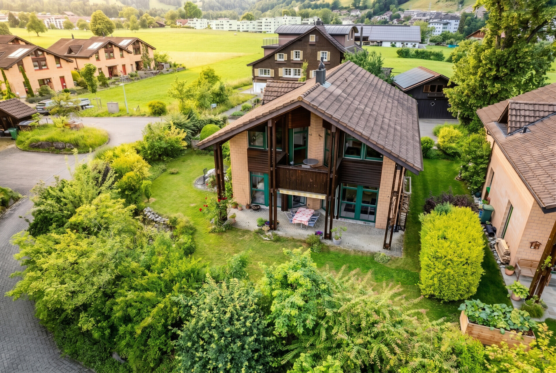 Luftaufnahme eines gepflegten Wohnhauses mit Garten