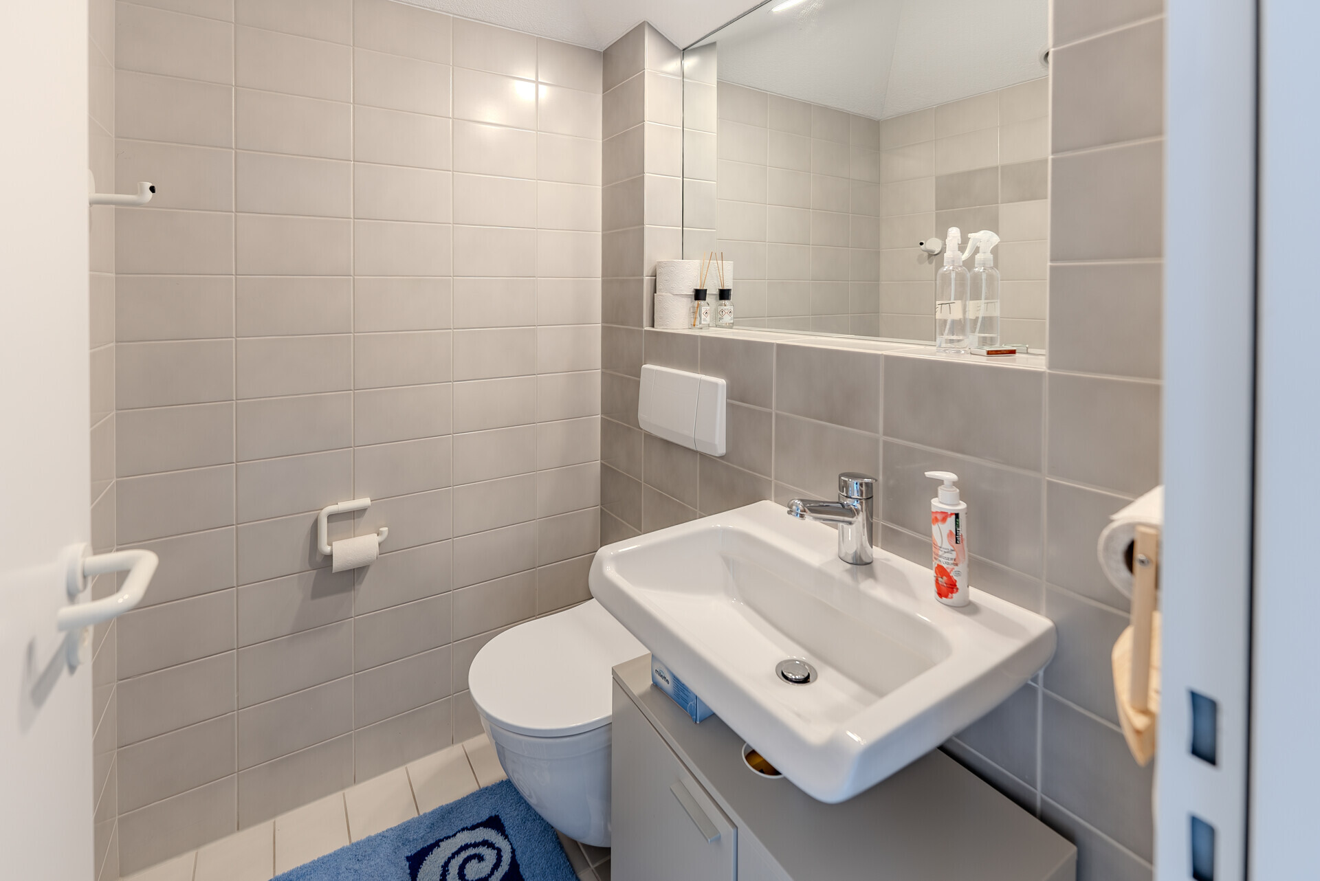 Kleines helles Gäste-WC mit Wandfliesen