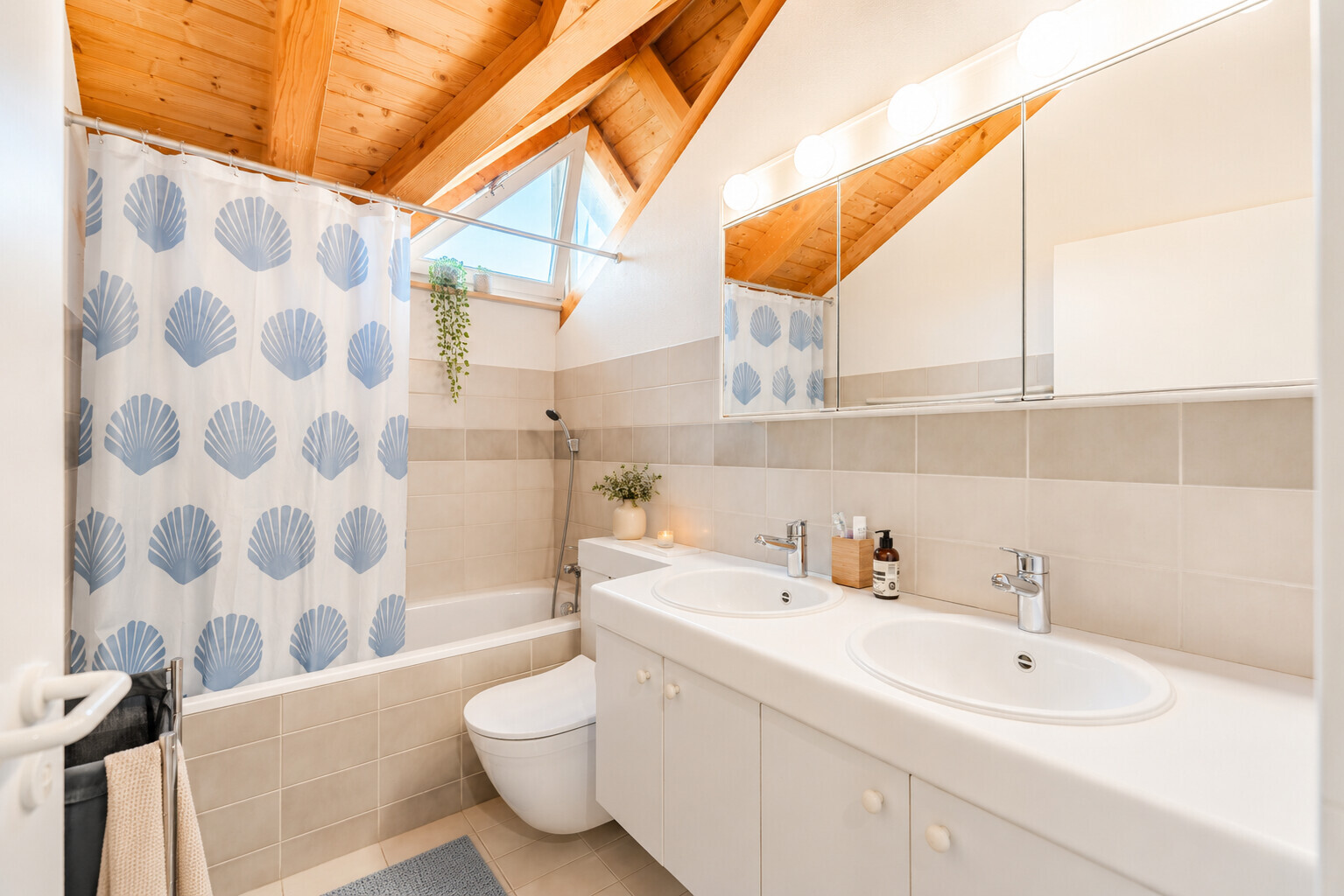 Helles Badezimmer mit Dachschräge