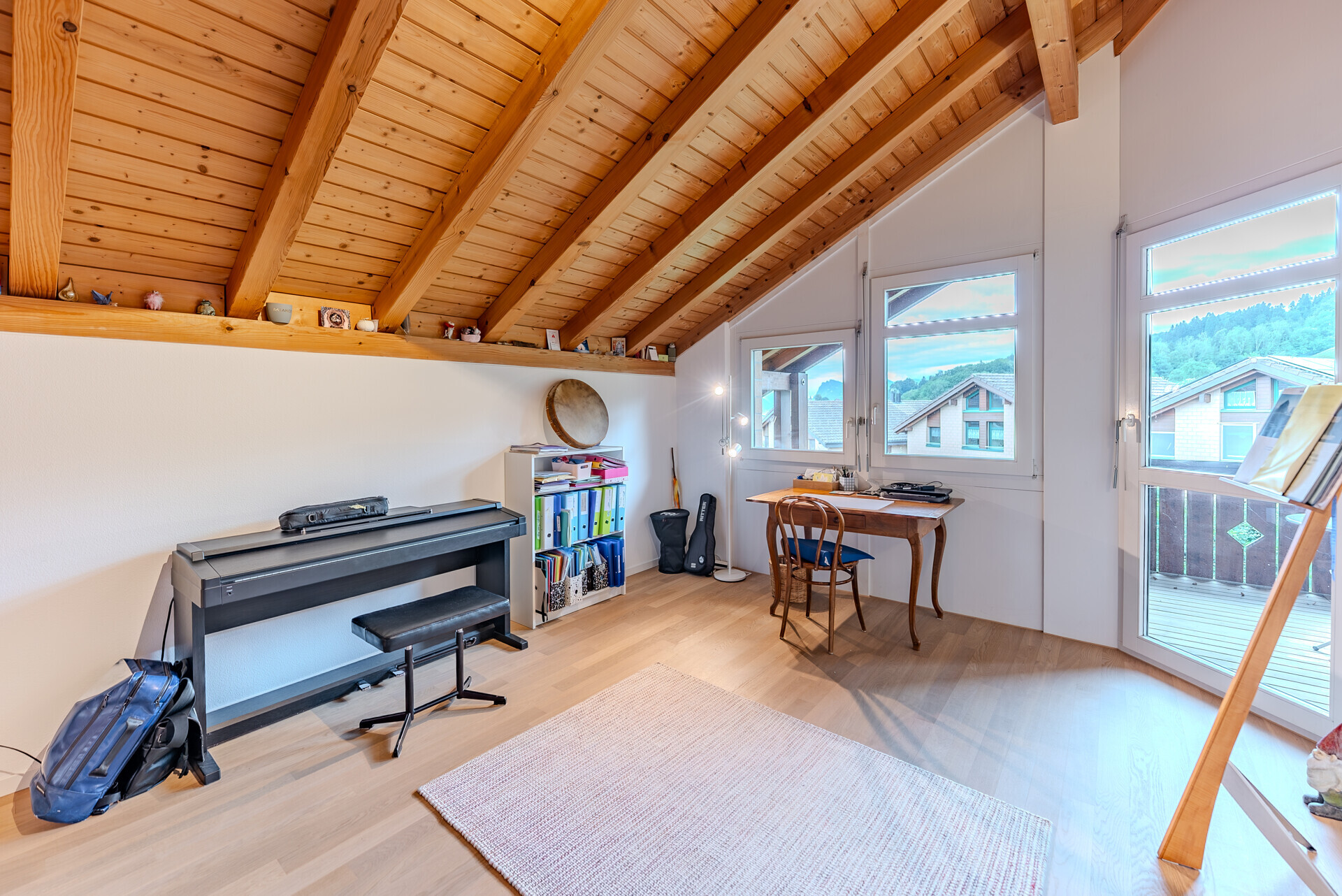 Dachgeschoss-Arbeitszimmer mit Holzdecke