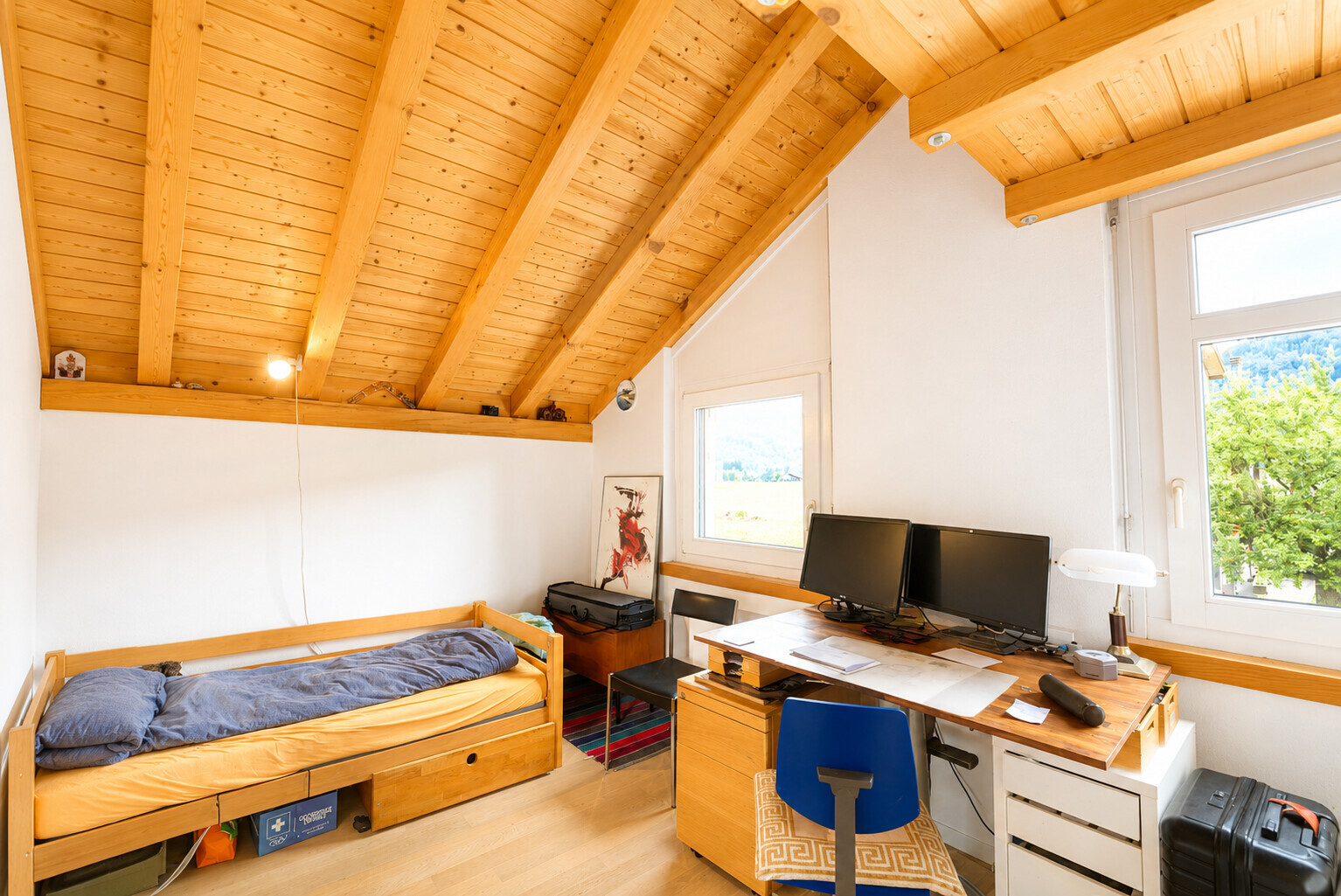 Gemütliches Dachzimmer mit Arbeitsplatz und Einzelbett