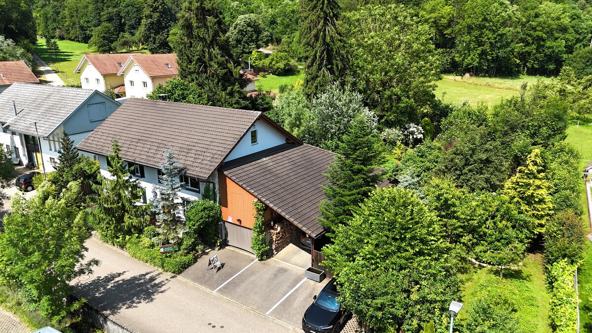 Luftaufnahme eines Wohnhauses mit Garten