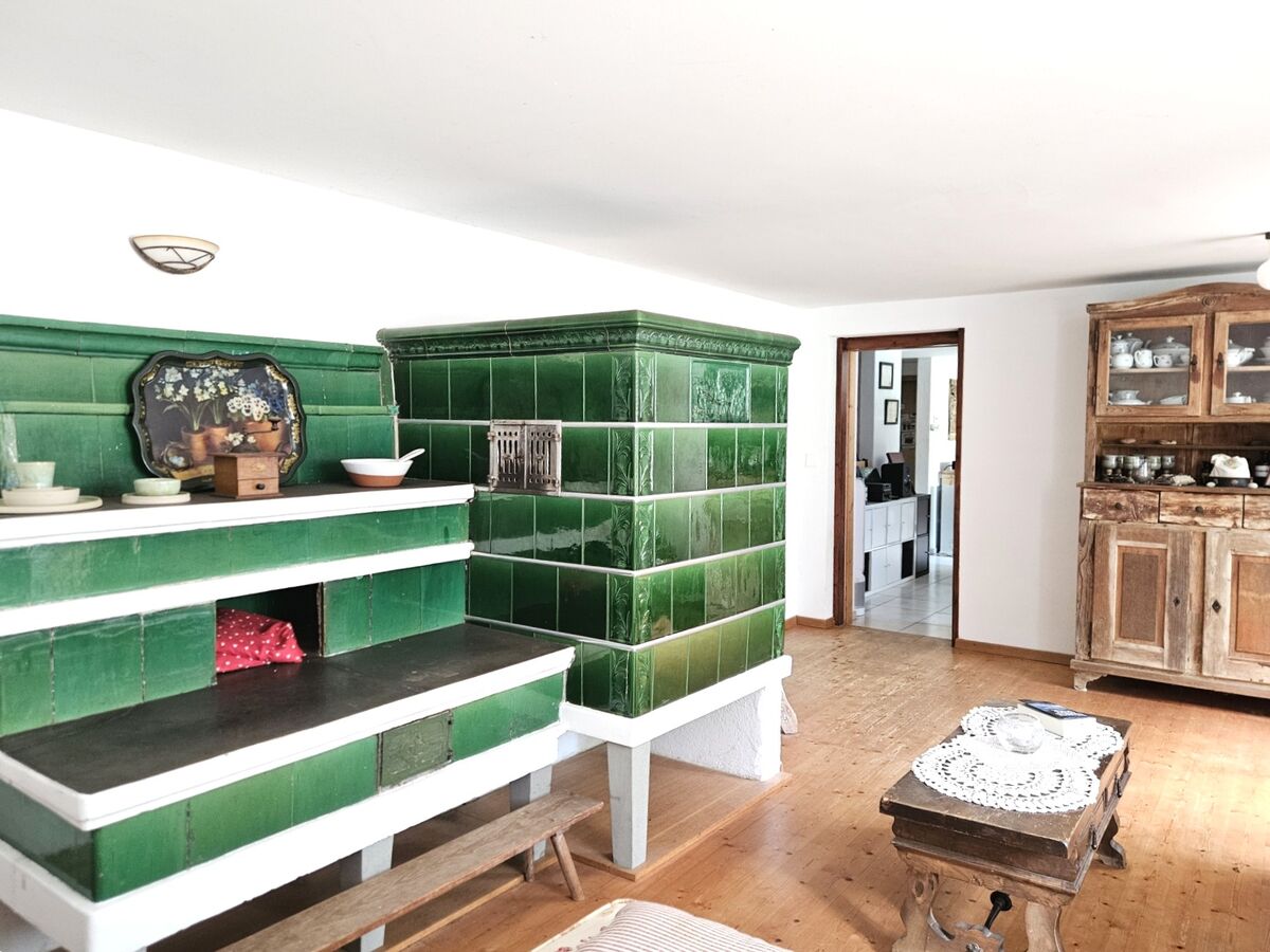Wohnzimmer mit grünem Kachelofen