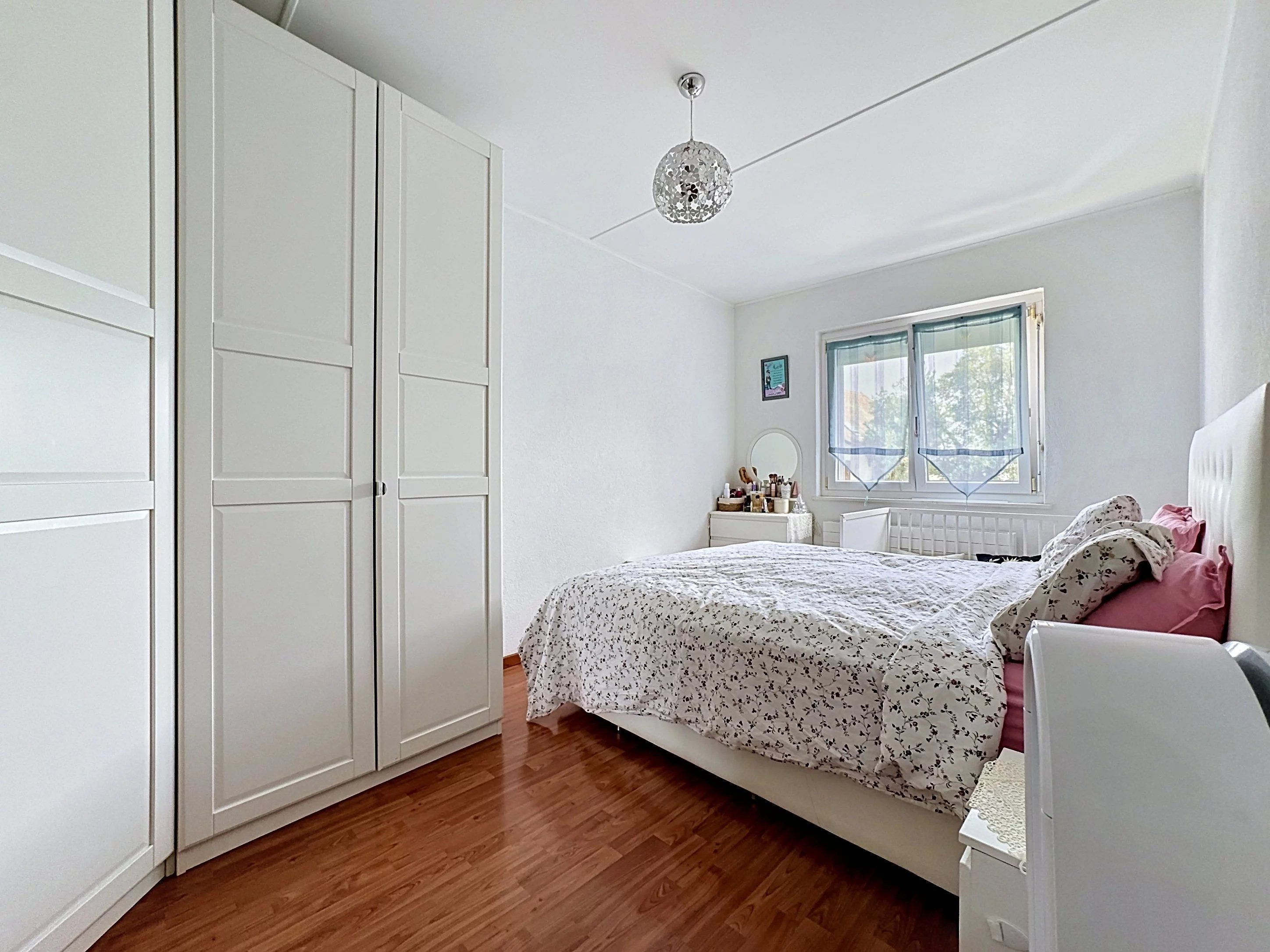 Helles Schlafzimmer mit weißem Einbaukleiderschrank