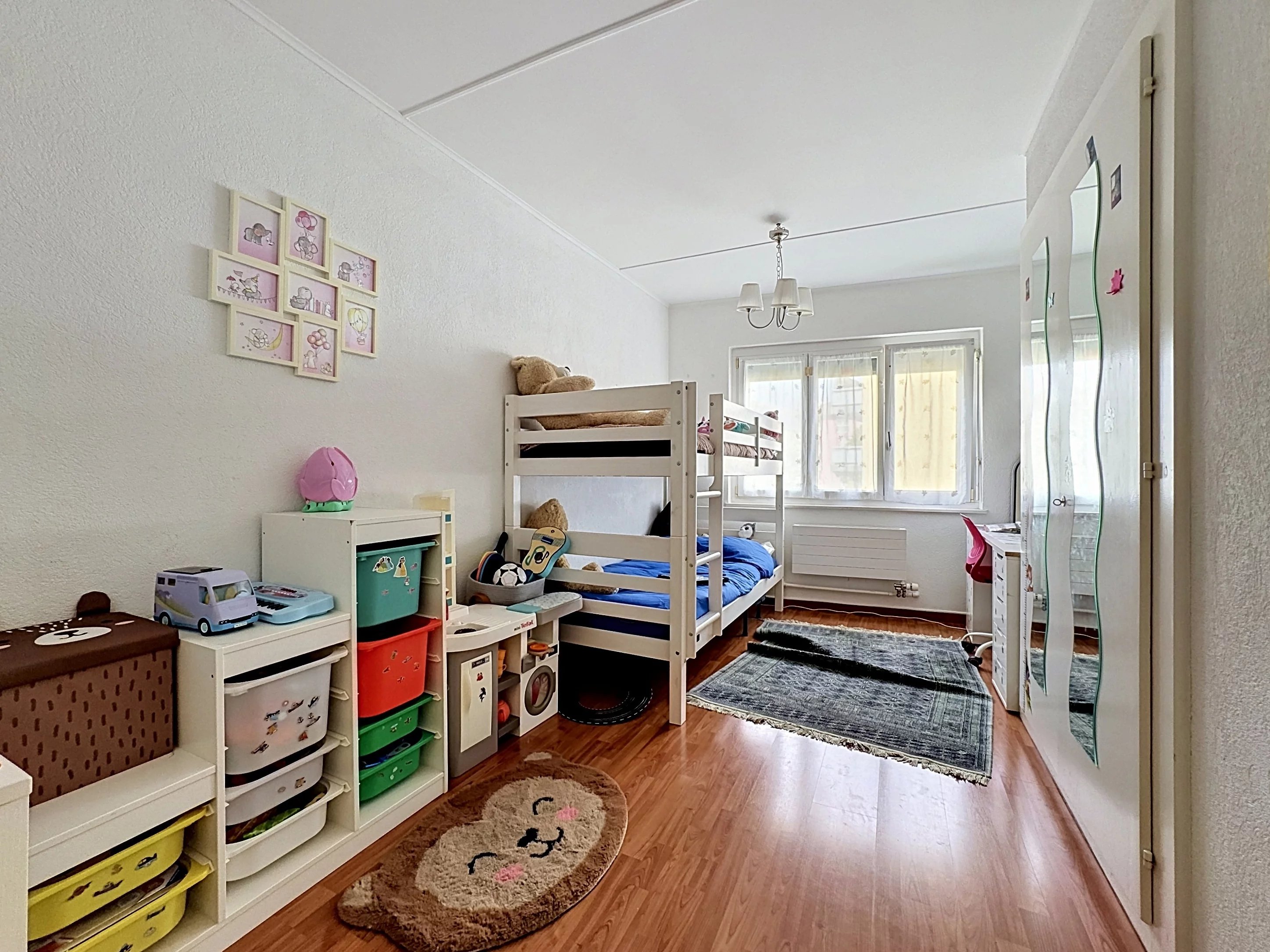 Kinderzimmer mit Etagenbett und Spielmöbeln