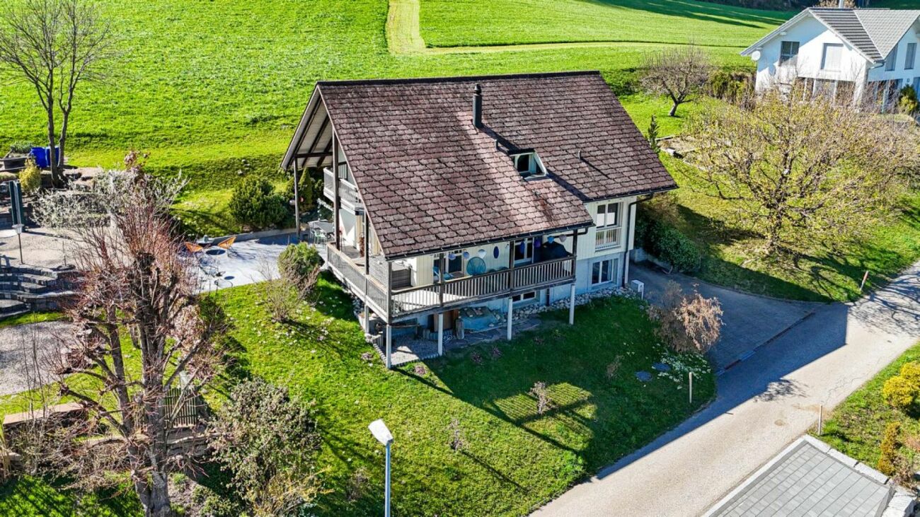 Luftaufnahme eines Einfamilienhauses mit großem Grundstück