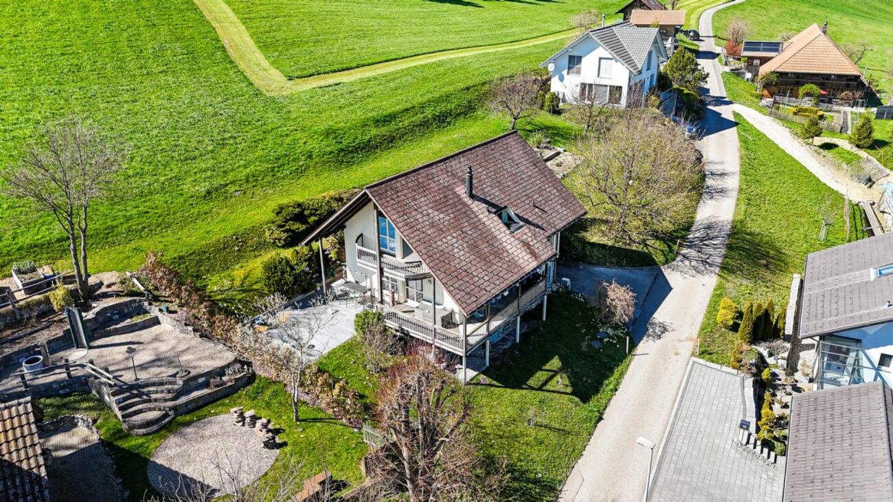 Luftaufnahme eines Hauses auf dem Land