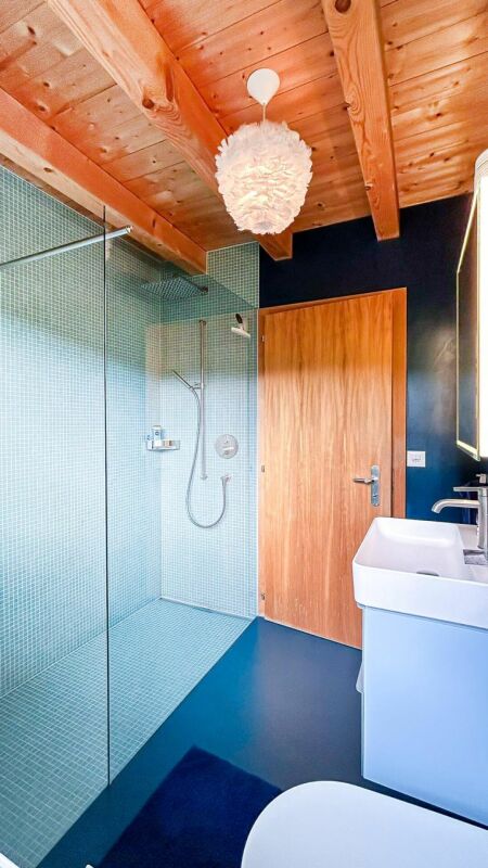 Modernes Badezimmer mit Holzdecke und begehbarer Dusche