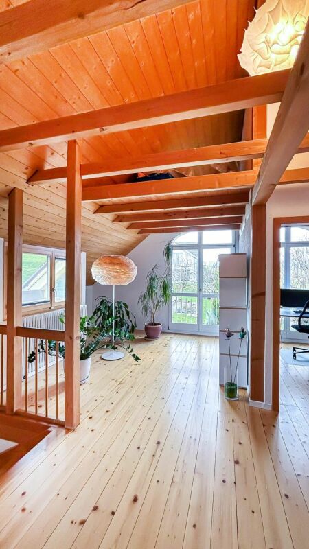 Heller Dachraum mit Holzdecke