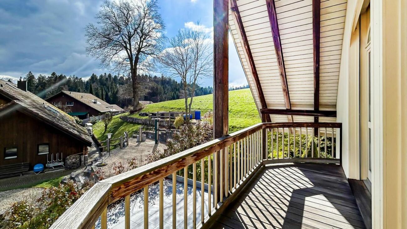 Balkon mit Berg- und Gartenblick