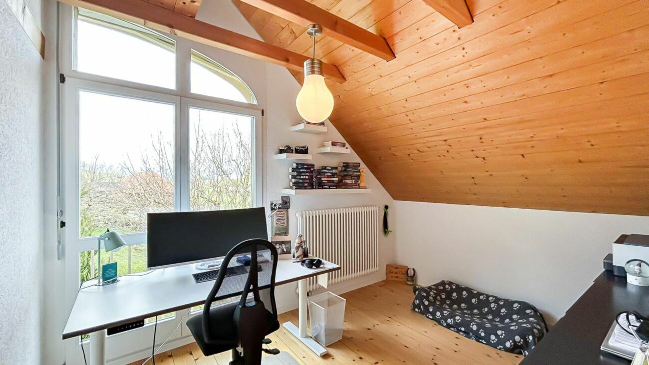 Dachgeschoss-Arbeitszimmer mit Holzdecke