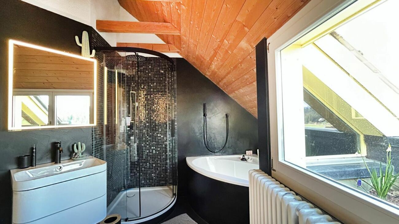 Modernes Dachbadezimmer mit Dusche, Wanne und Dachfenster