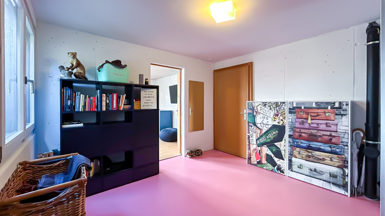 Buntes Arbeitszimmer mit rosa Boden