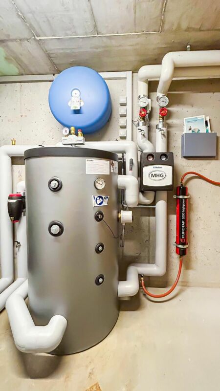 Heizungs- und Technikraum mit Pufferspeicher