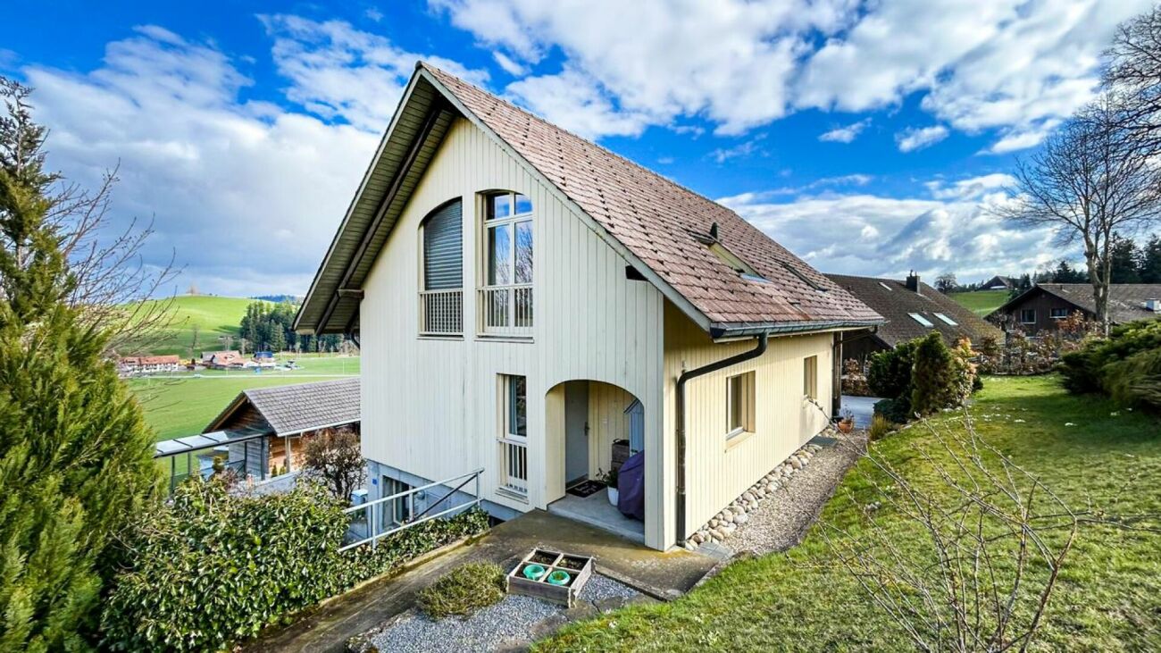 Freistehendes Haus mit Satteldach im Grünen