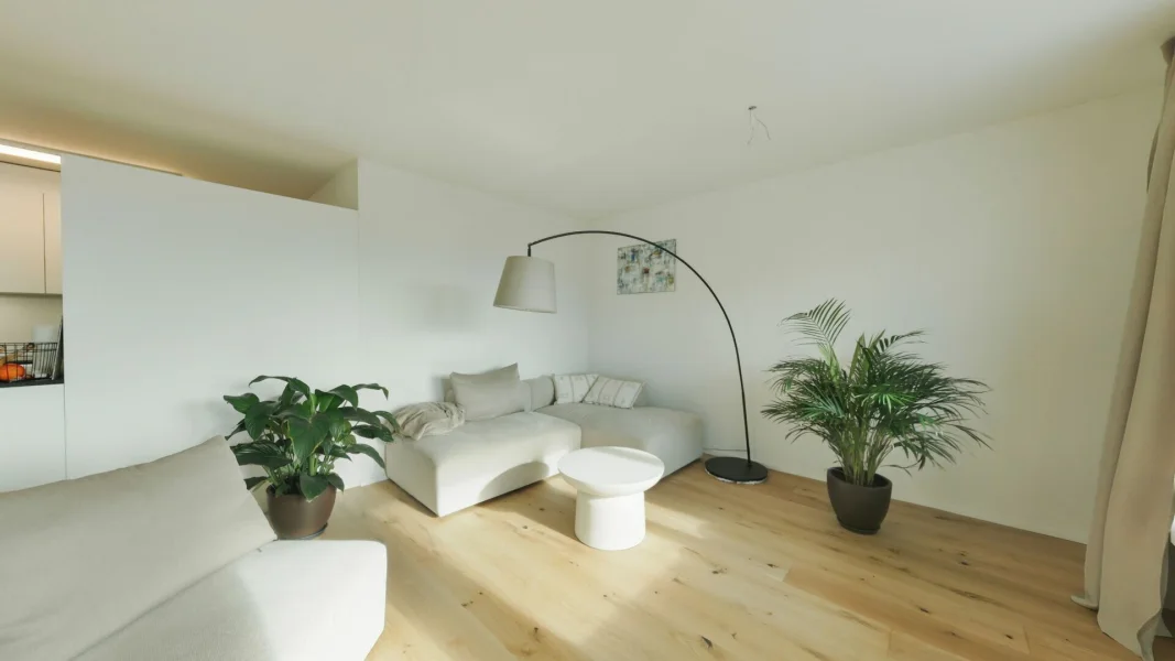 Helles Wohnzimmer mit Ecksofa und Pflanzen
