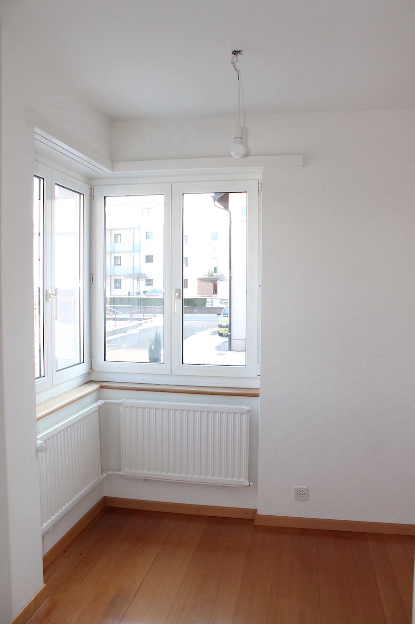 Leerer, heller Innenraum mit Eckfenster