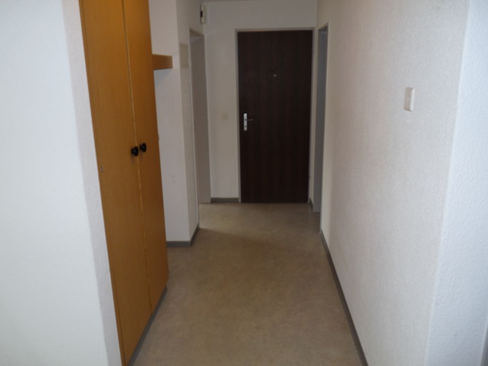 Flur mit Eingangstür und Garderobenschrank