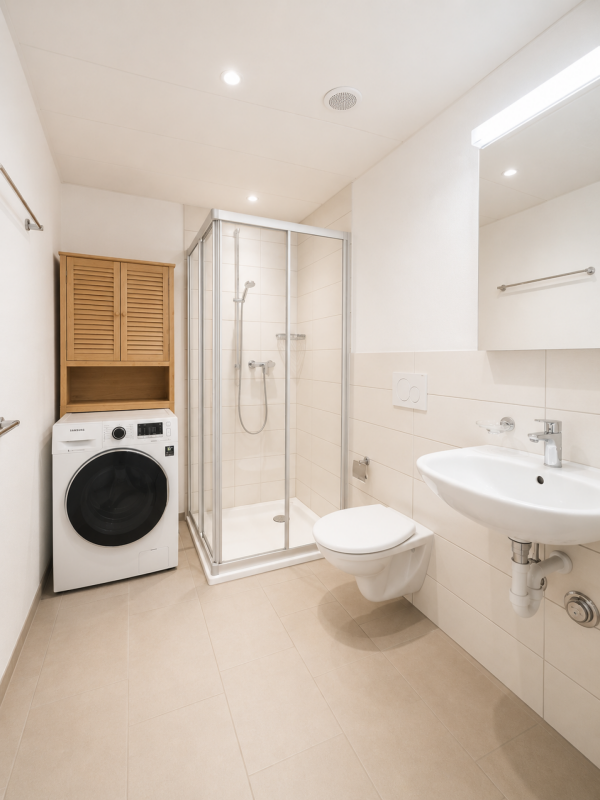 Kleines modernes Bad mit Dusche und Waschtisch