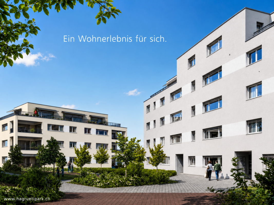 Moderner Wohnungsbau mit begrüntem Innenhof