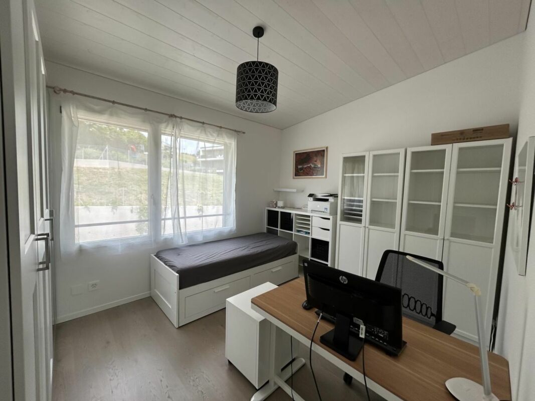 Helles Arbeits- und Gästezimmer mit Einzelbett