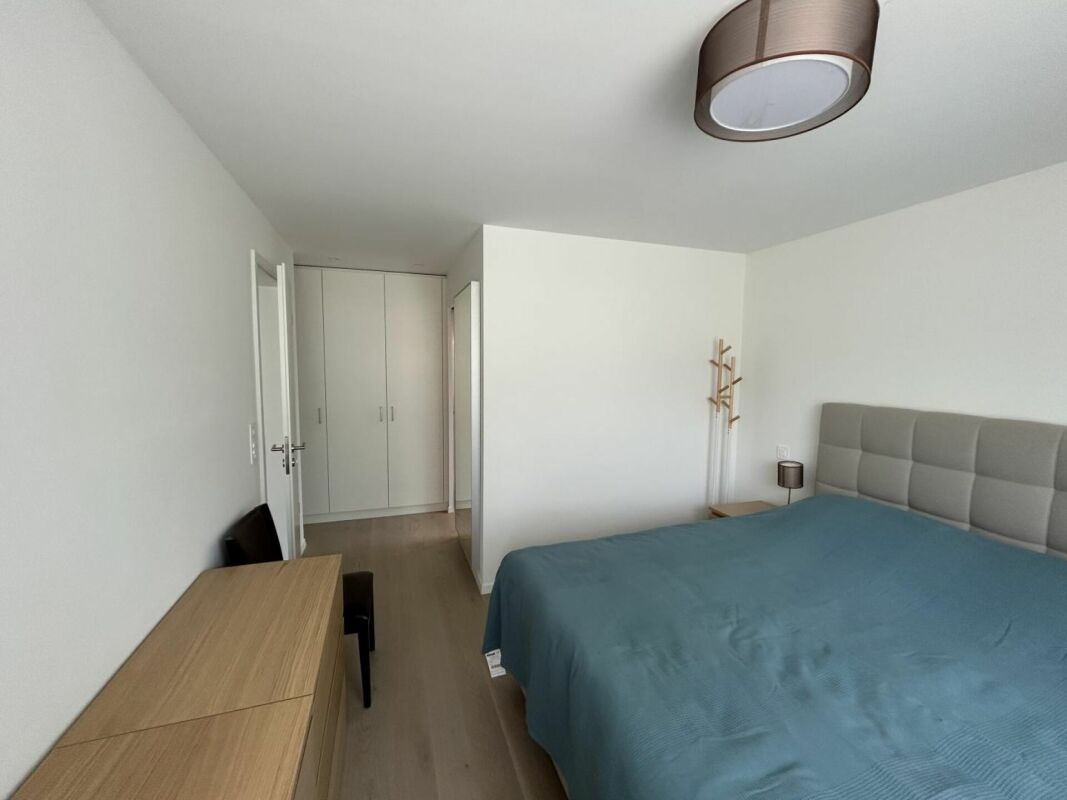Modernes Schlafzimmer mit weißer Ausstattung