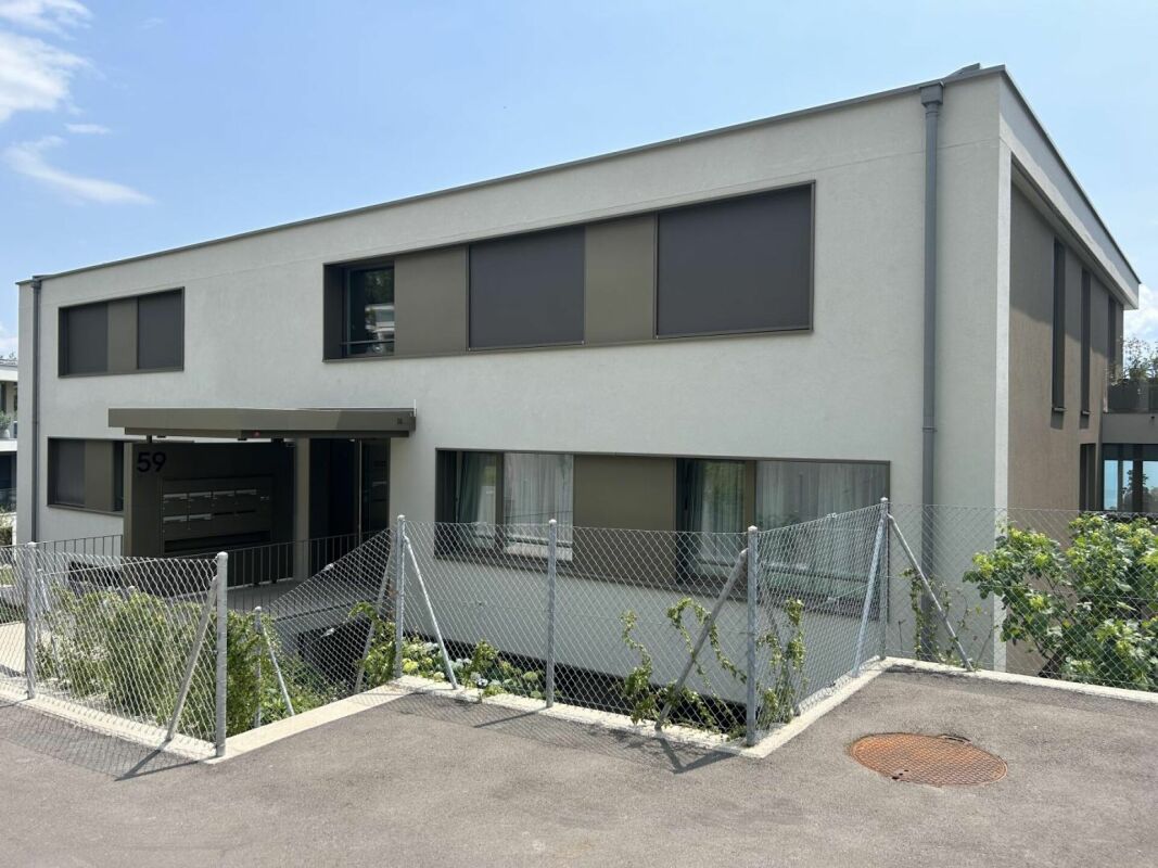 Moderne Wohnhausfassade mit Eingangsbereich
