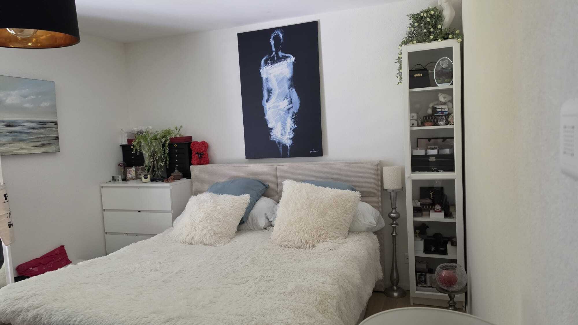 Gemütliches Schlafzimmer mit dekorativer Einrichtung