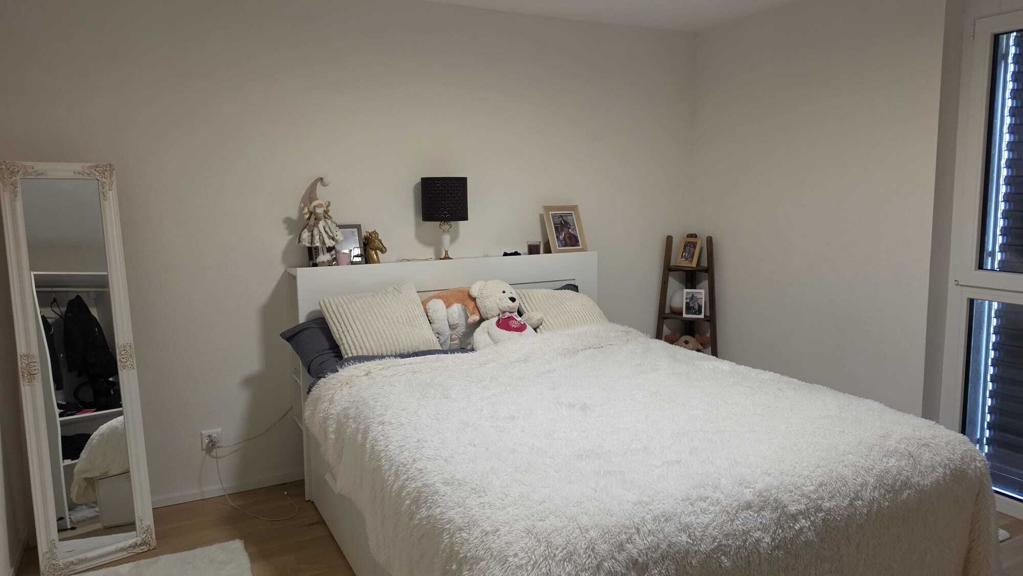 Schlafzimmer mit schlichtem hellen Interieur