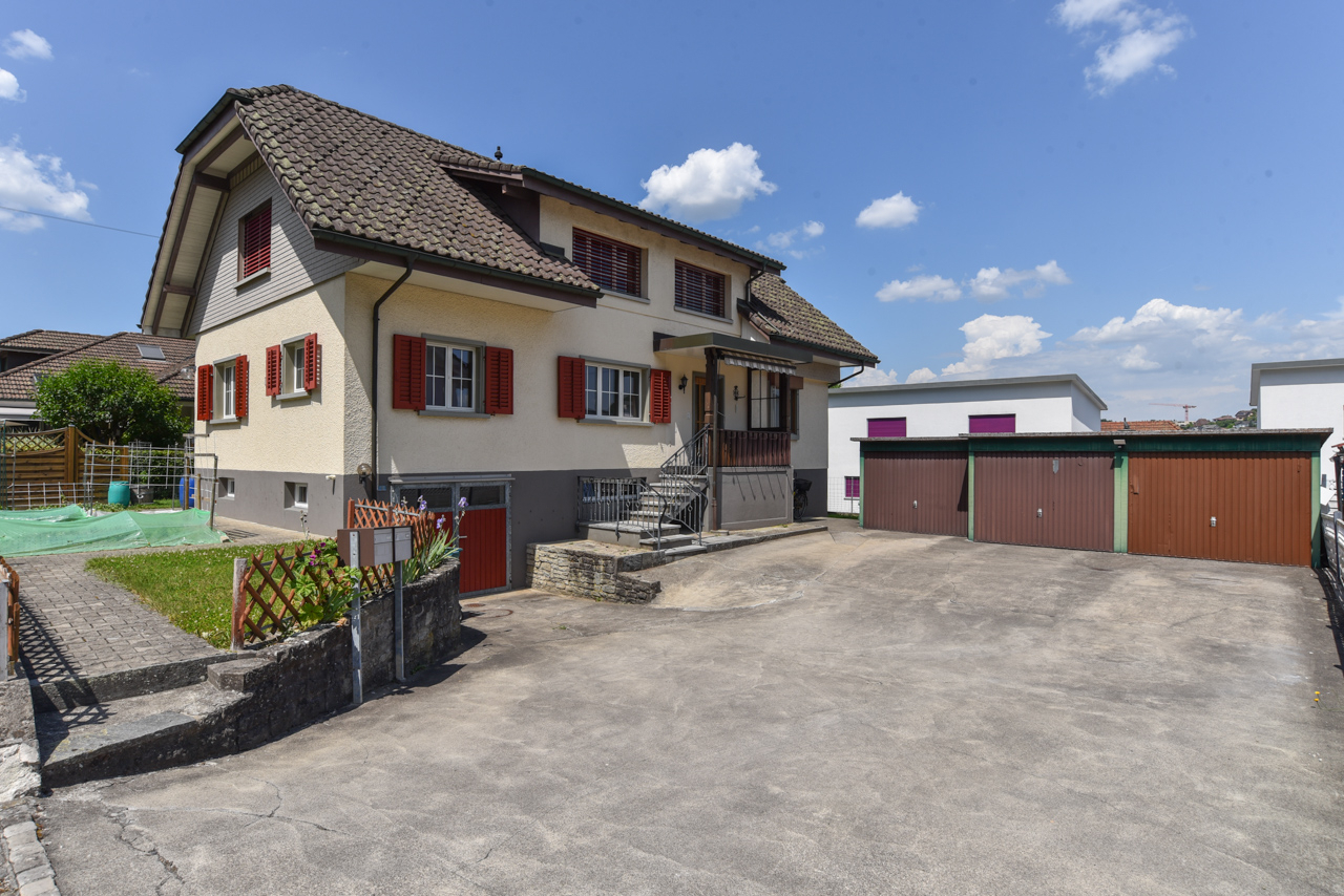 Wohnhaus mit Doppelgarage und Vorplatz