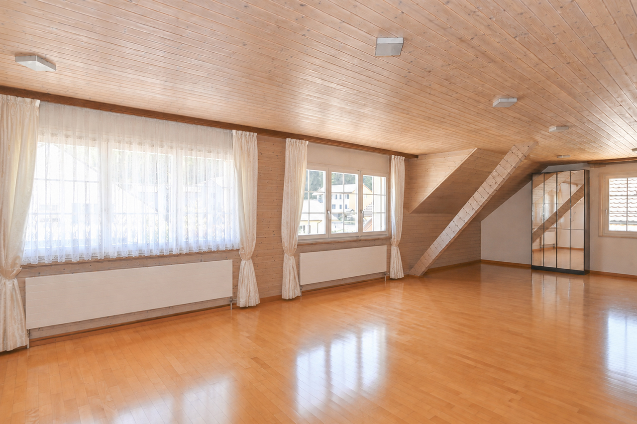 Heller Dachraum mit Holzverkleidung