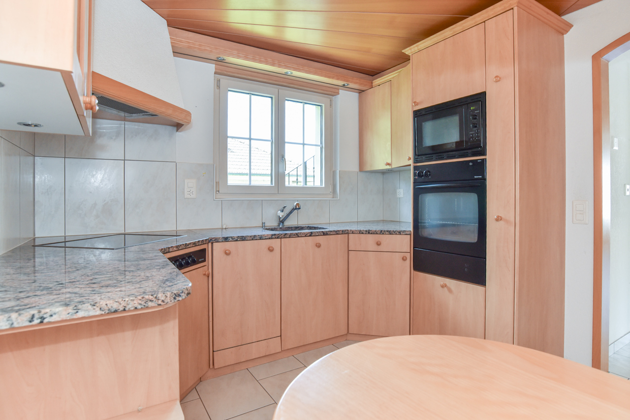 Kleine Einbauküche mit Holzfronten