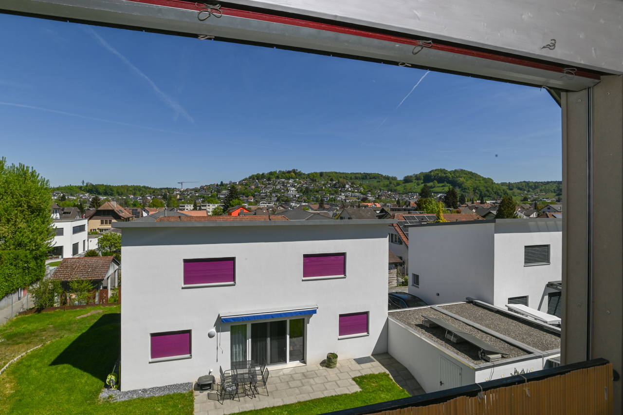 Blick vom Obergeschoss auf ein modernes Wohnhaus und die Umgebung