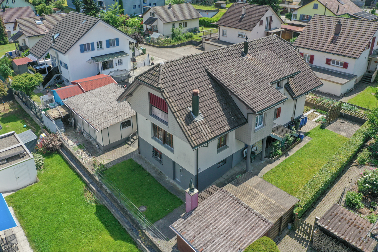 Luftaufnahme eines Wohnhauses mit Garten