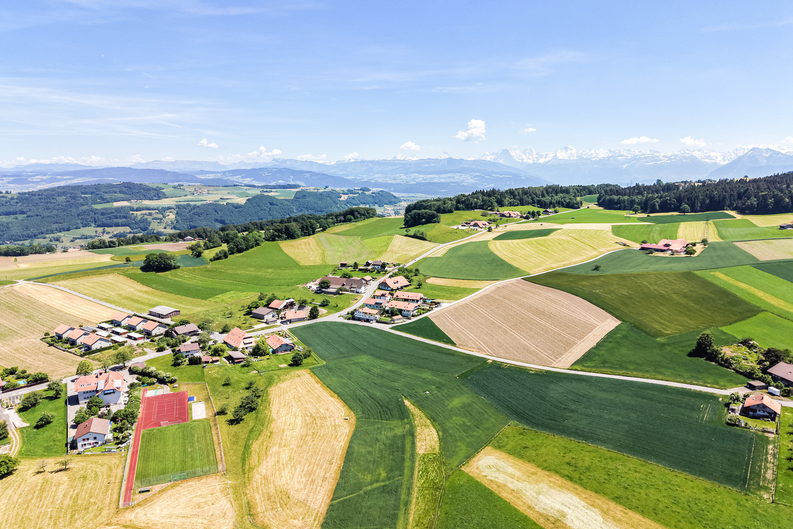 Ländliche Luftaufnahme mit Alpenpanorama