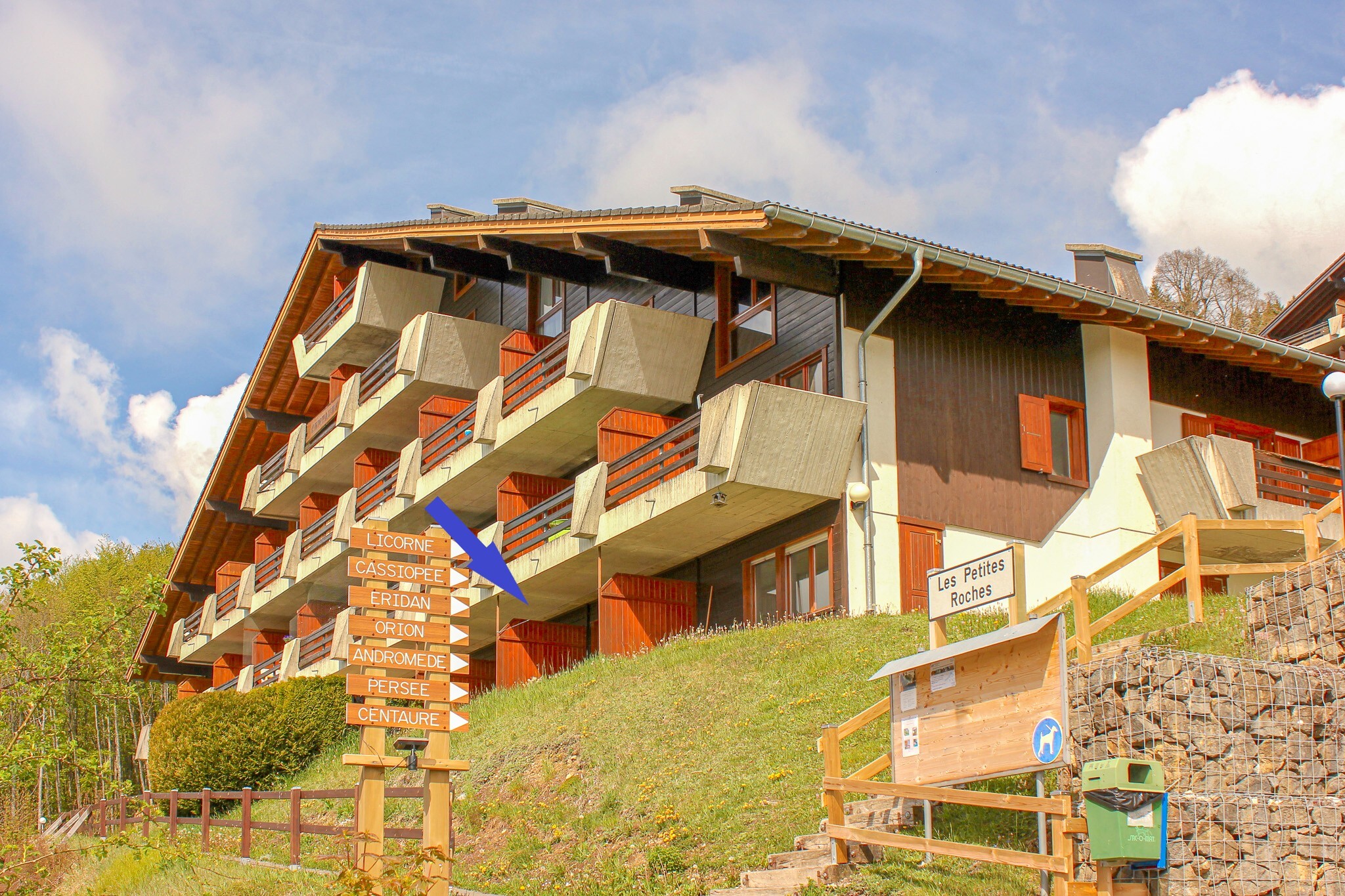 Alpines Mehrfamilienhaus mit Balkonen
