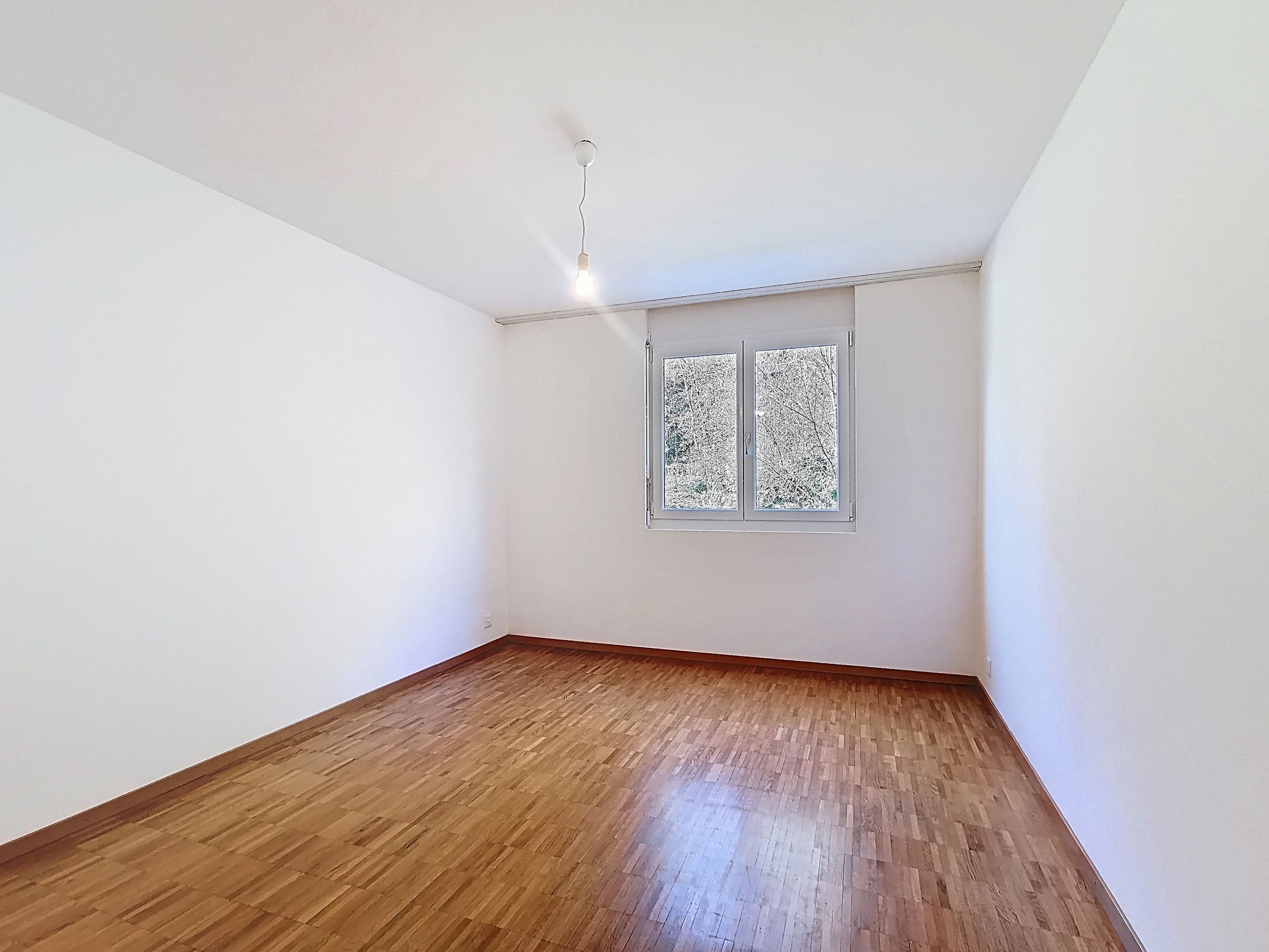 Leerer heller Raum mit Holzparkett