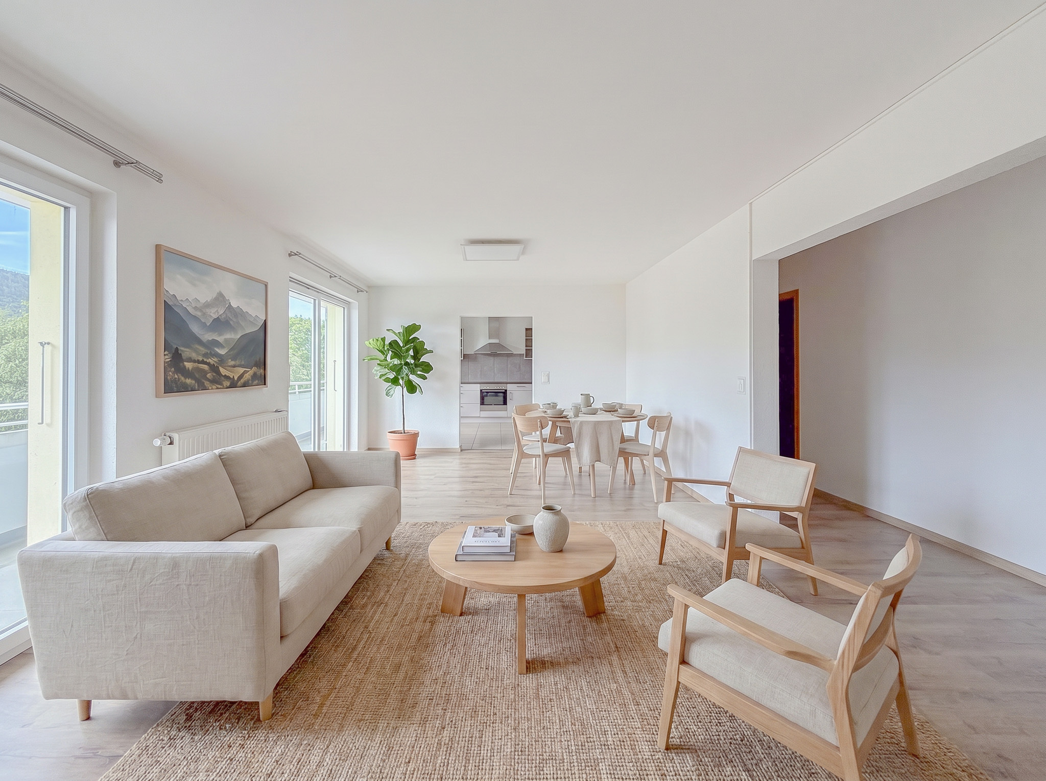 Helles, modernes Wohn-Esszimmer mit offener Küche