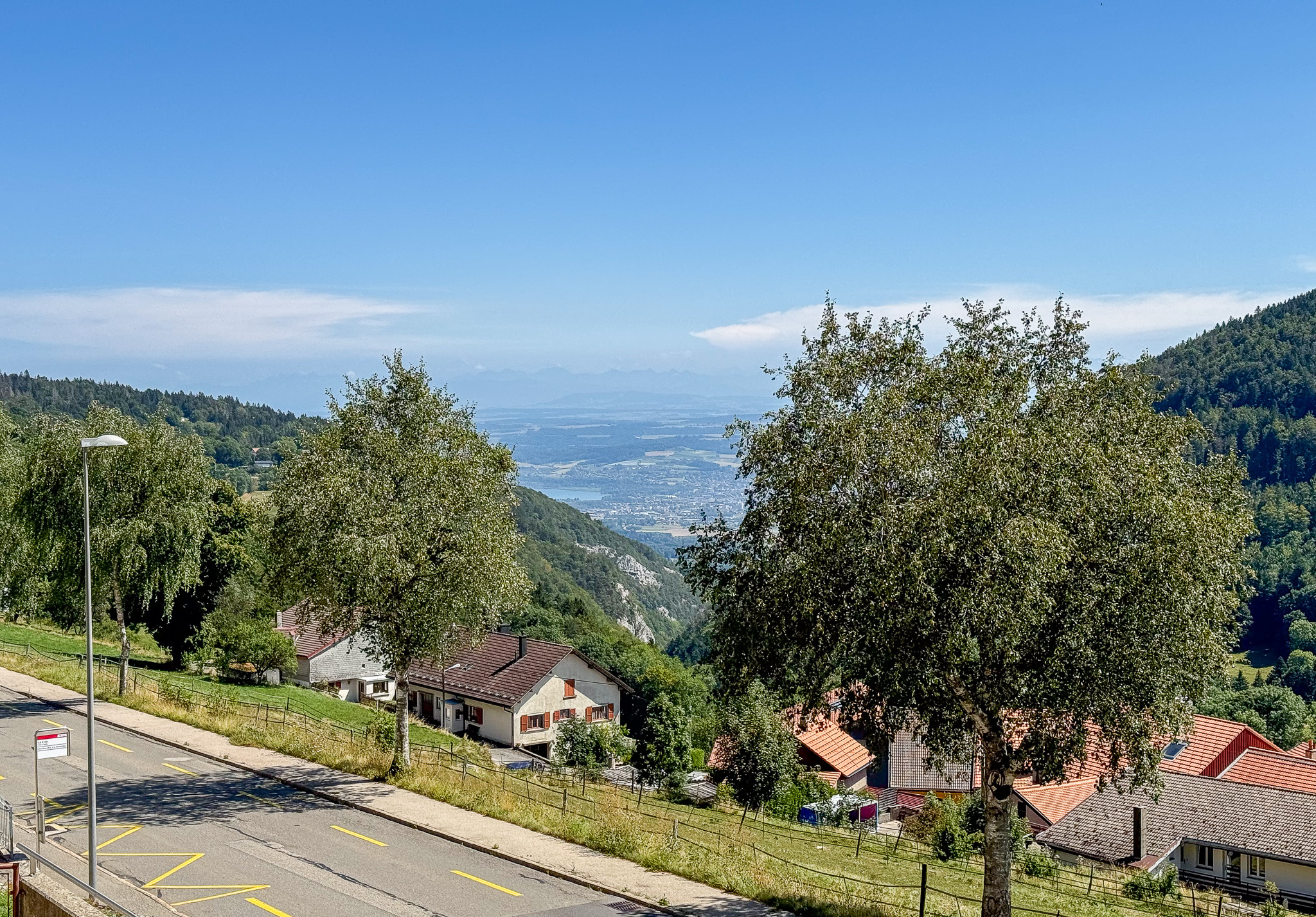 Berglandschaft mit Häusern und Talblick