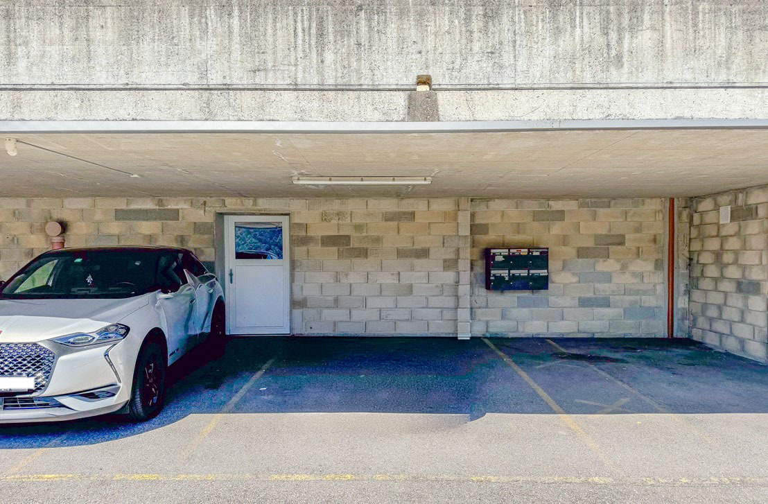 Überdachter Garagenstellplatz