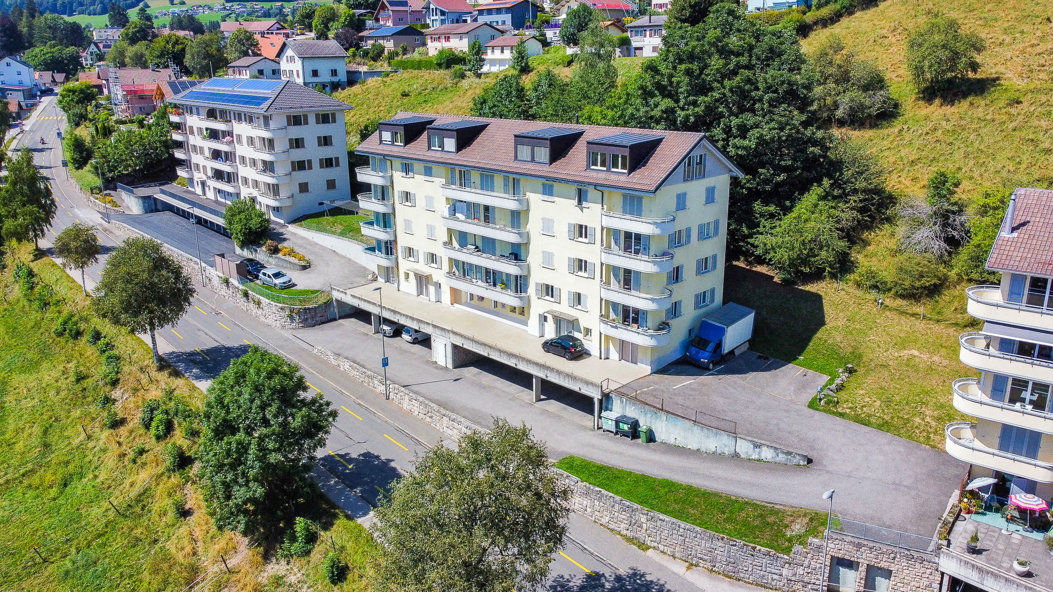 Luftaufnahme eines Wohngebäudekomplexes am Hang
