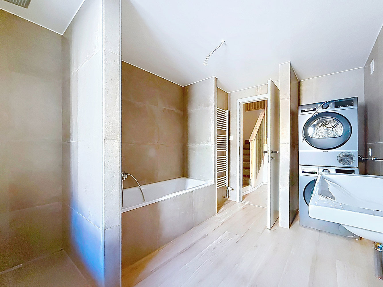 Hauswirtschaftsraum mit Badewanne und Trockner